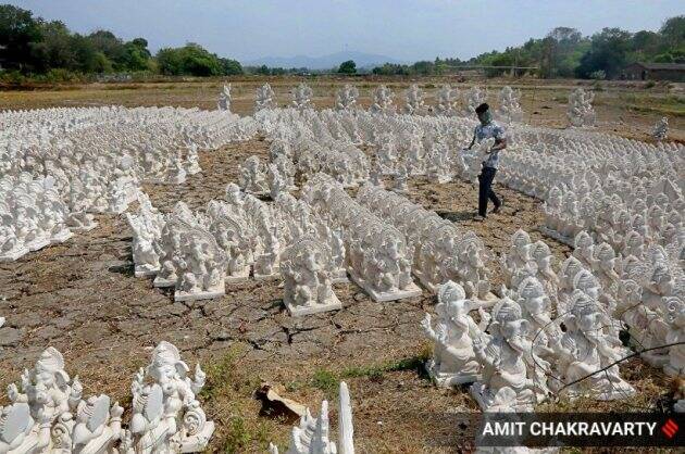 करोनानं भारतात प्रवेश केल्यानंतर सण उत्सवांवर बंधनं आली. पण, उपजिविकेसाठी मूर्तिकारांचं काम सुरूच होतं. महाराष्ट्रातील हमझापूरमध्ये गणेशमूर्ती उन्हात ठेवणारा मूर्तिकार.