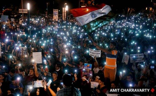 जगभर करोनाची चर्चा चालू होती. तोपर्यंत भारतही या विषाणूच्या नजरेत नव्हता. त्यावेळी दिल्लीतील जवाहरलाल नेहरू अर्थात जेएनयू विद्यापीठात संतप्त घटना घडली. विद्यापीठाच्या परिसरात विद्यार्थ्यांवर हल्ला करण्यात आला. याचे पडसाद देशभर उमटले. मुंबईतही वांद्रे येथील कार्टर रोडवर येत जनसमुदायाने घटनेचा निषेध नोंदवला.