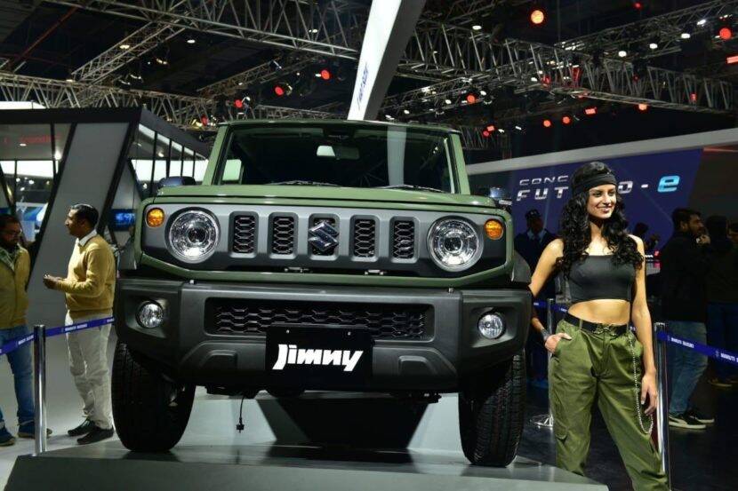 सर्वप्रथम बघूया कशी आहे Jimny SUV : ग्लोबल मार्केटमध्ये दोन प्रकारांमध्ये उपलब्ध असलेली ही SUV भारतात अद्याप लाँच करण्यात आलेली नाही.