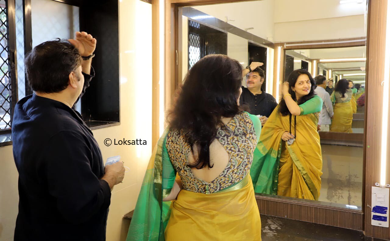 अनलॉकच्या माध्यमातून राज्य सरकारने सिनेमा आणि नाट्यगृह सुरु करण्याची परवानगी दिल्यानंतर आता हळुहळु व्यवसायिक नाटकं रंगमंचावर परतण्याची तयारी करत आहेत.