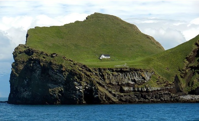 १८ व्या आणि १९ व्या शतकापर्यंत या ठिकाणी आजूबाजूच्या बेटांवर काही लोकवस्ती होती असं सांगितलं जातं. हे एकमेव घर असणारं बेट आइसलॅण्डच्या दक्षिणेला असणाऱ्या वेस्टमॅनायेजर द्वीपसमूहाचा भाग आहे.