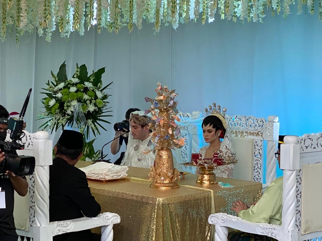 मलेशियात करोनाची दुसरी लाट आलेली असतानाही या लग्नामध्ये सोशल डिस्टन्सिंगच्या नियमांचं सर्रासपणे उल्लंघन करण्यात आलं.