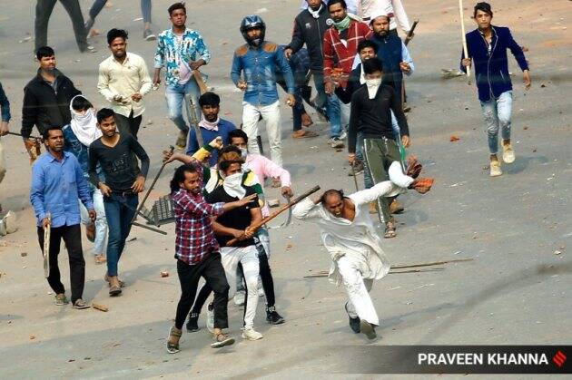 हे दृश्य अंगावर काटे उभं करतं. सुधारित नागरिकत्व कायद्यावरून दिल्लीत आंदोलन उभं राहिलं. त्याच काळात दोन समुदाय आमने-सामने आले. बघता बघता संघर्ष पेटला आणि दंगल उसळली. त्या दंगलीत अनेकांना प्राण गमवावे लागले. याच दंगलीवेळी एक व्यक्तीमागे हात धुवून लागलेल्या जमावाचे रुप दाखवून आपण किती हिंसक होत चाललो आहोत? असा प्रश्नही मावळते वर्ष सोडून जात आहे.