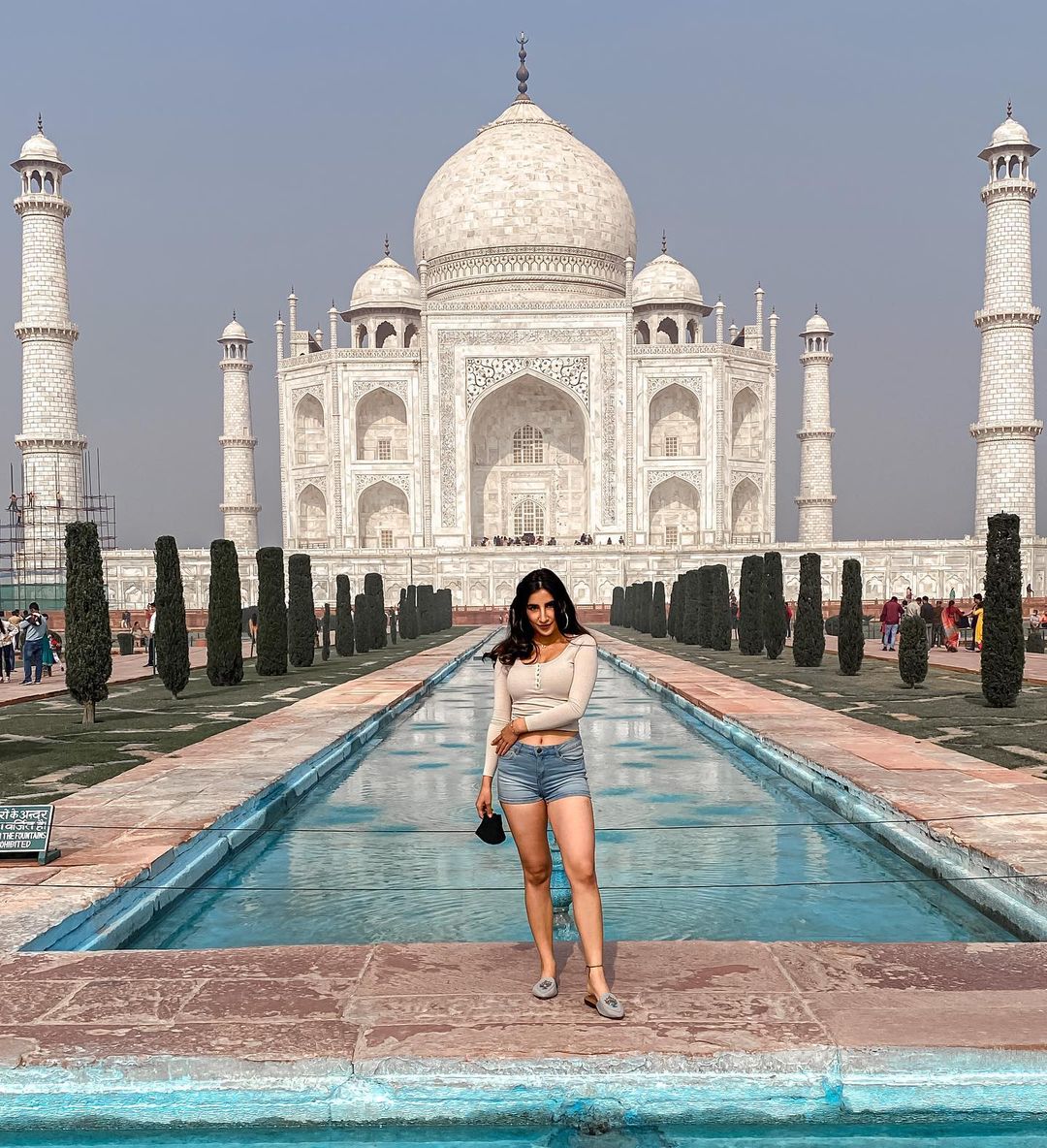या चर्चेचं कारण म्हणजे पारुलने थेट जगातील सात अश्चर्यांपैकी एक असणाऱ्या ताजमहलपासून ते राजस्थानच्या करौली सिटी पॅलेसपर्यंत अनेक ठिकाणांना भेट दिलीय. 