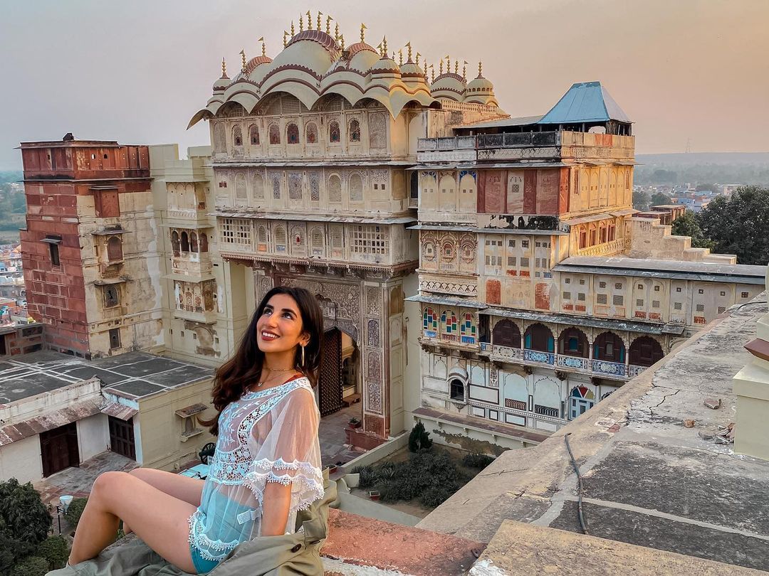 करौली सिटी पॅलेस हा ७०० वर्ष जुना राजवाडा असून तो अत्यंत सुंदर आहे. मी आतापर्यंत पाहिलेल्या सर्वात सुंदर इमारतींपैकी ही एक आहे असं पारुलने या राजवाड्याचं वर्णन करताना म्हटलं आहे. 