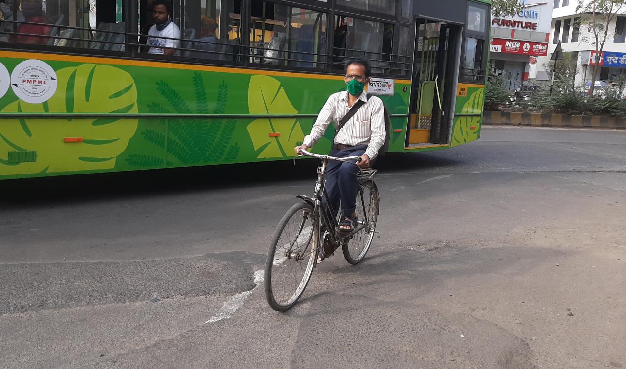 पैश्यांची बचत होईल शिवाय फिटनेसवर देखील सायकल चालवण्याचा परिणाम दिसेल असं मुरलीधर यांनी स्वत:च्या अनुभवावरुन सांगितलं आहे. शहरात सायकल चालविल्याने वेगवेगळ्या ठिकाणी असणारी कामं लवकर होतात. ट्रॅफिकमध्ये अडकण्याची भीती नसते. तसेच, बसची तासंतास वाट पहावी लागत नाही, असंही मुरलीधर यांनी सांगितलं आहे.