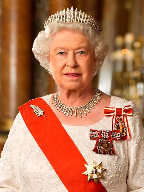 ब्रिटनच्या राणीची खासगी संपत्ती ही ३५० मिलियन ब्रिटीश पौंड म्हणजेच अंदाजे तीन हजार ४०० कोटी इतकी आहे.