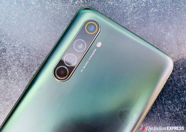 डिस्काउंट आणि ऑफर : 7 हजार रुपयांच्या डिस्काउंटनंतर Realme X50 Pro हा स्मार्टफोन 8GB रॅम आणि 128GB स्टोरेज व्हेरिअंट 34 हजार 999 रुपयांमध्ये खरेदी करता येईल. तर, 12GB रॅम आणि 256GB इंटर्नल स्टोरेज व्हेरिअंट 40 हजार 999 रुपयांमध्ये उपलब्ध आहे. दोन्ही व्हेरिअंटची डिस्काउंटशिवाय किंमत अनुक्रमे 41,999 रुपये आणि 47,999 रुपये इतकी आहे. डिस्काउंटशिवाय कंपनीकडे या फोनच्या खरेदीवर आकर्षक ऑफरही आहे. ऑफरनुसार, फ्लिपकार्टच्या संकेतस्थळावर SBI क्रेडिट कार्डद्वारे पेमेंट केल्यास या फोनवर 10 टक्के इंस्टंट डिस्काउंट मिळेल. तर, Realme.com द्वारे फोन खरेदी केल्यास MobiKwik, Freecharge आणि AmazonPay कॅशबॅक सारख्या ऑफर्सचा लाभ घेता येईल. यासोबतच नो-कॉस्ट-ईएमआयचा पर्यायही ग्राहकांना आहे. आज(दि.२२ डिसेंबर) या ऑफरचा अखेरचा दिवस आहे.