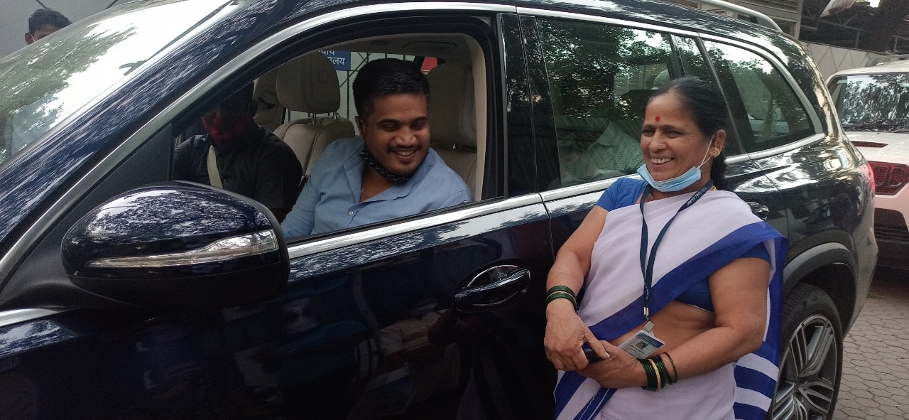 अचानक आपल्याला कोणीतरी आवाज देतं म्हणून फक्त काच खाली घेऊन हसण्यापेक्षा किंवा गाडीतून हात दाखवण्यापेक्षा गाडी थांबवायला सांगून समोरच्या व्यक्तीला दिलेला वेळ आणि सन्मान तुमच्यातल्या माणूसपणाचं दर्शन घडवून देतं हेच रोहित पवार यांच्या कृतीतून दिसून आल्याचं हा प्रसंग स्वत:च्या डोळ्याने पाहणाऱ्या मुळे यांनी आपल्या पोस्टमध्ये म्हटलं आहे. (सर्व फोटो फेसबुकवरुन साभार)