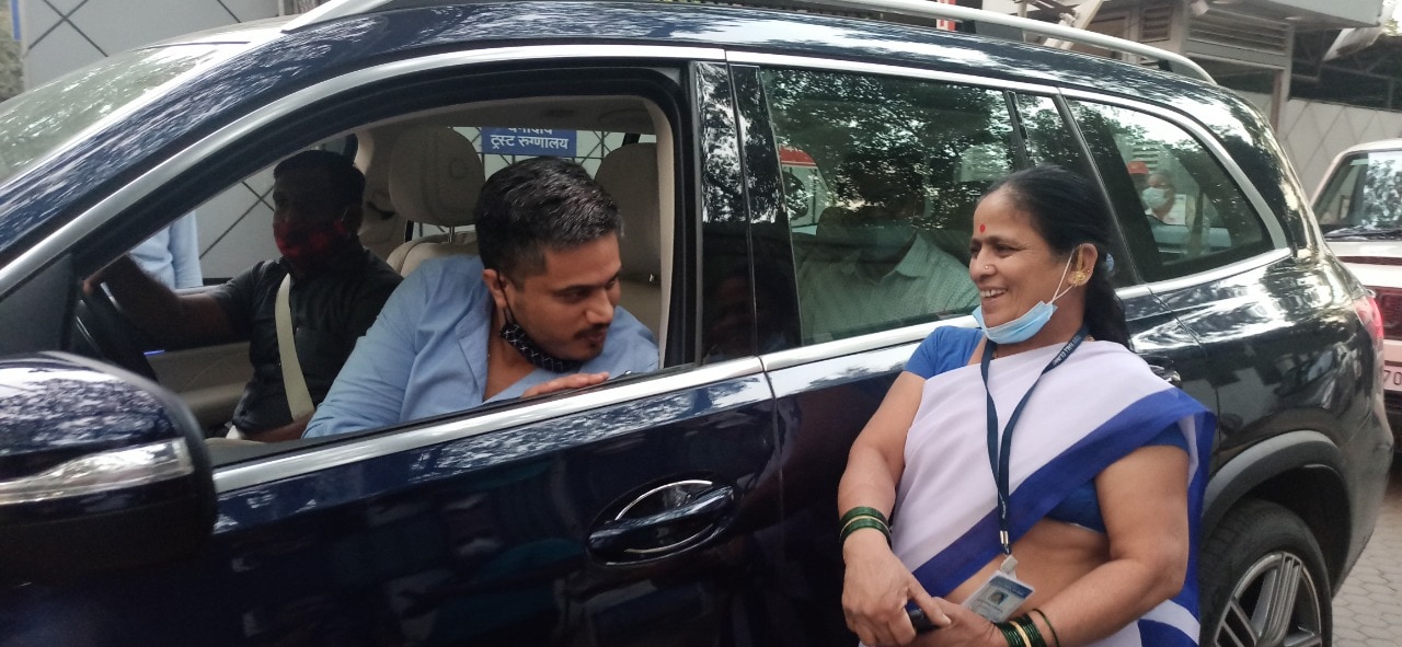 बीडचे उमेश मुळे यांनी पुण्यातील रुग्णालयाबाहेर घडलेला एक प्रसंग फेसबुक पोस्टमध्ये सांगितला असून ती सध्या व्हायरल होत आहे. झालं असं की काही कामानिमीत्त रोहित पवार पुण्यातील एका रूग्णालयामध्ये आले होते. काम झाल्यानंतर रोहित पुन्हा आपल्या गाडीतून नियोजीत ठिकाणी जात असताना, या रूग्णालयामध्ये रूग्णांची सेवा करणा-या मावशी त्यांना गेटजवळ भेटल्या.