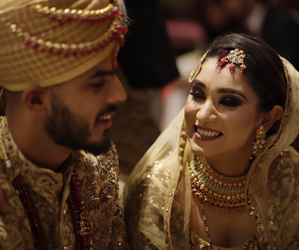 IPL स्टार आणि धडाकेबाज भारतीय फलंदाज नितीश राणा याची पत्नी साची मारवाह अतिशय सुंदर आणि ग्लॅमरस आहे.