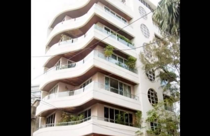 सलमान आणि त्याचे कुटुंबीय वांद्रे येथील गॅलेक्सी अपार्टमेंट येथे राहतात.