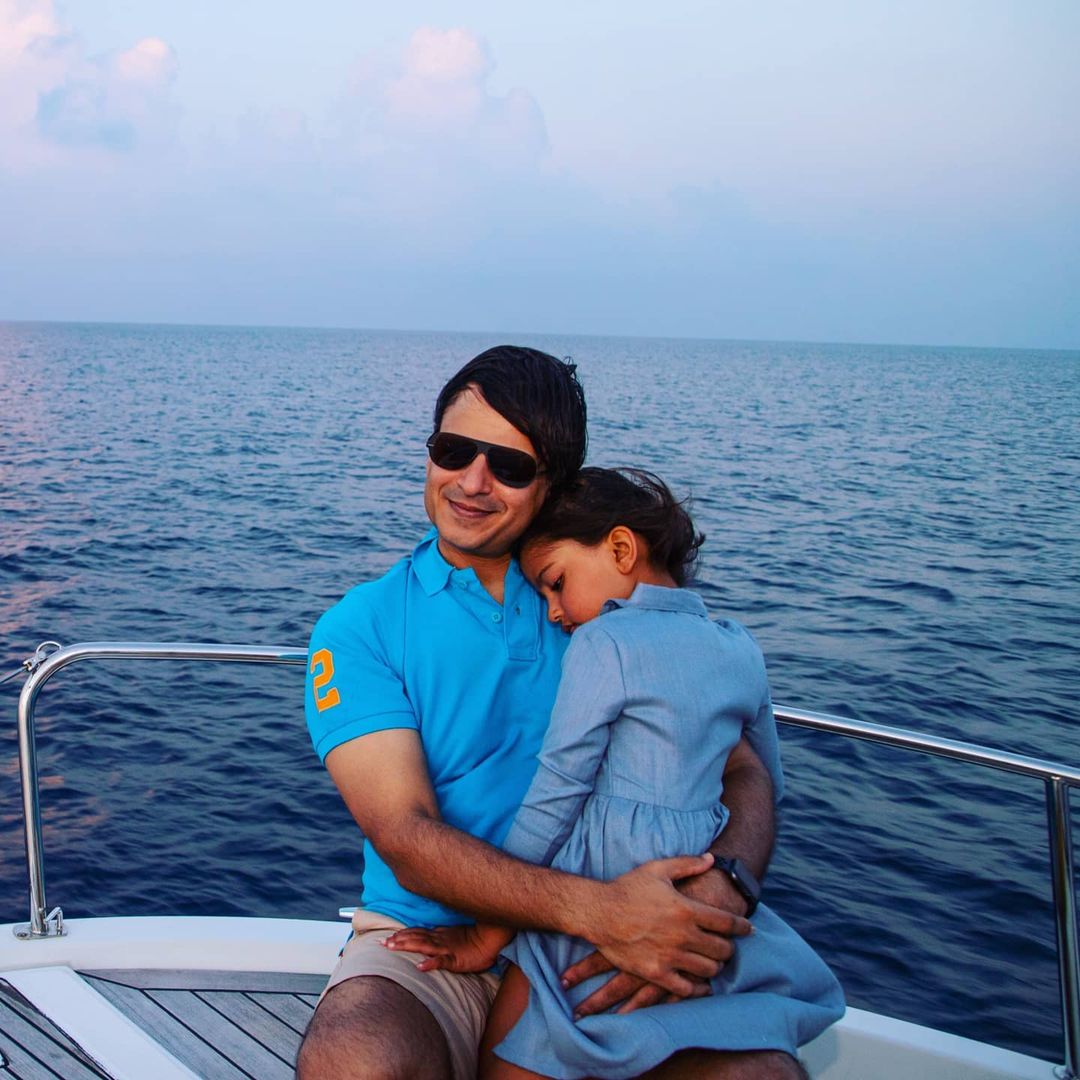 प्रसिद्ध बॉलिवूड अभिनेता विवेक ओबेरॉय देखील आपल्या कुटुंबीयांसोबत मालदीव येथे सुट्ट्यांचा आनंद घेण्यासाठी गेले आहेत. (फोटो सौजन्य इन्स्टाग्राम)