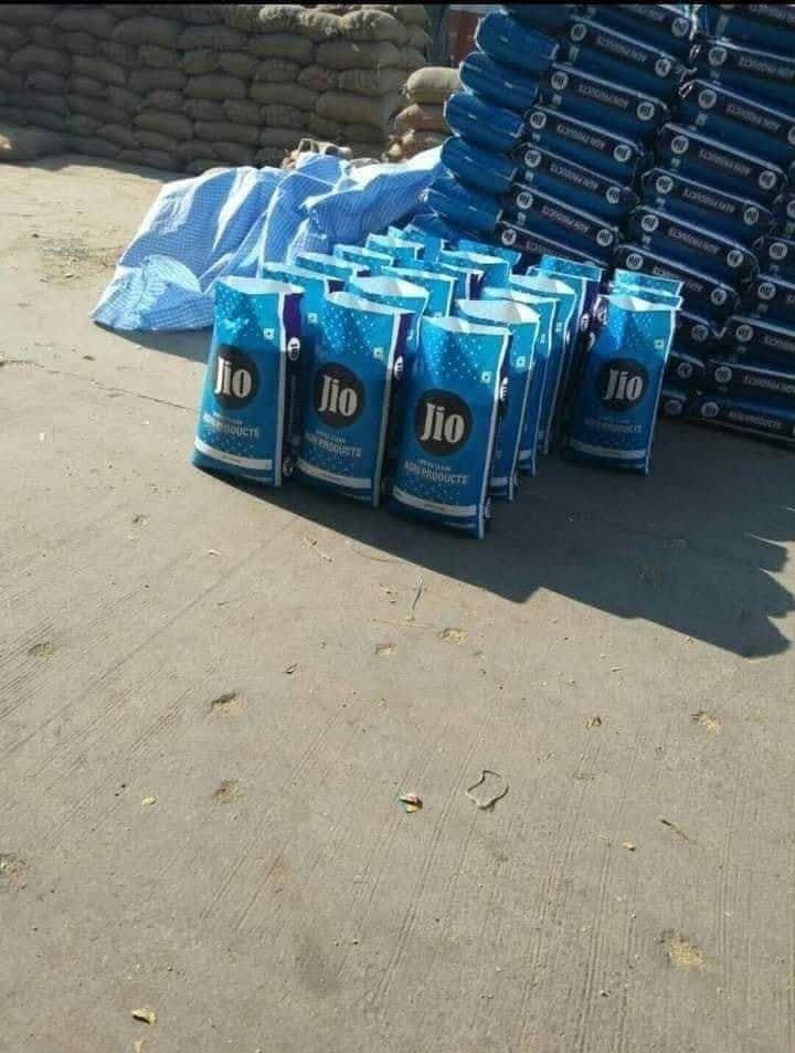 सोशल मीडियामध्ये जिओच्या गव्हाच्या गोण्यांचे फोटो व्हायरल झाल्यापासून विविध तर्कवितर्क लावले जात आहेत.