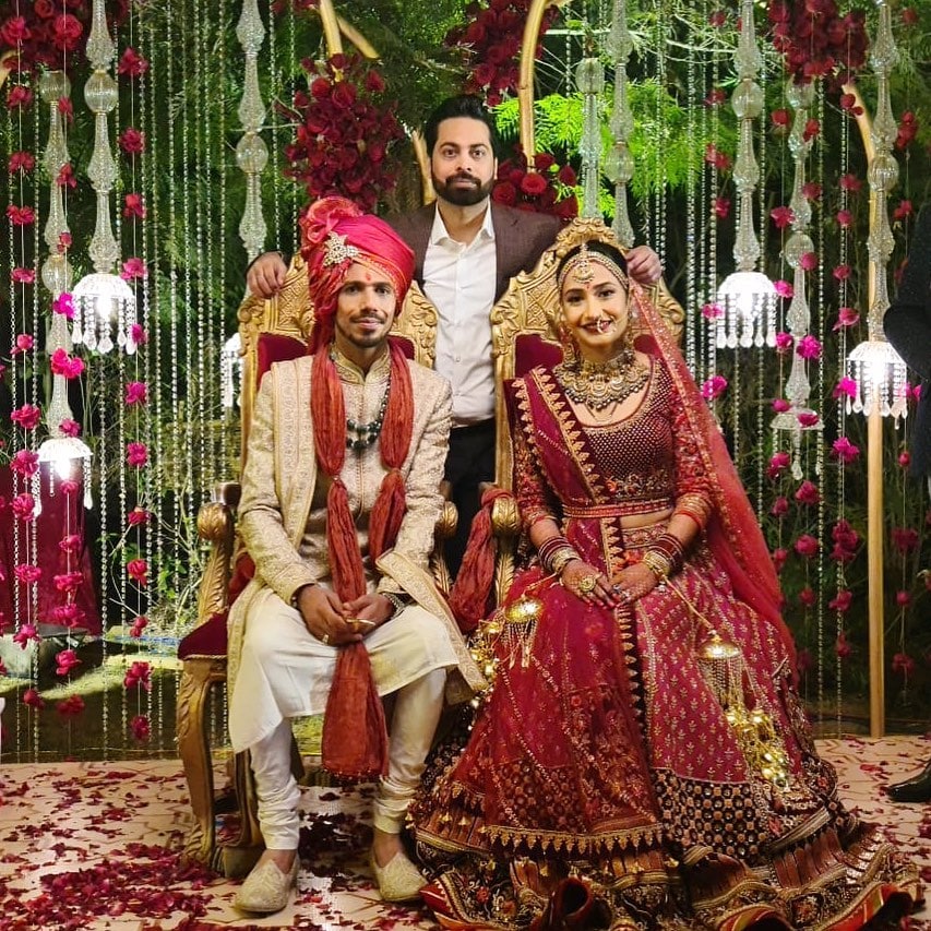 विवाहबंधनात अडकण्यासाठी चहल आणि धनश्री सोशल मीडियावर आपले रोमँटीक फोटो, व्हिडीओ सोशल मीडियावर शेअर करत होते.