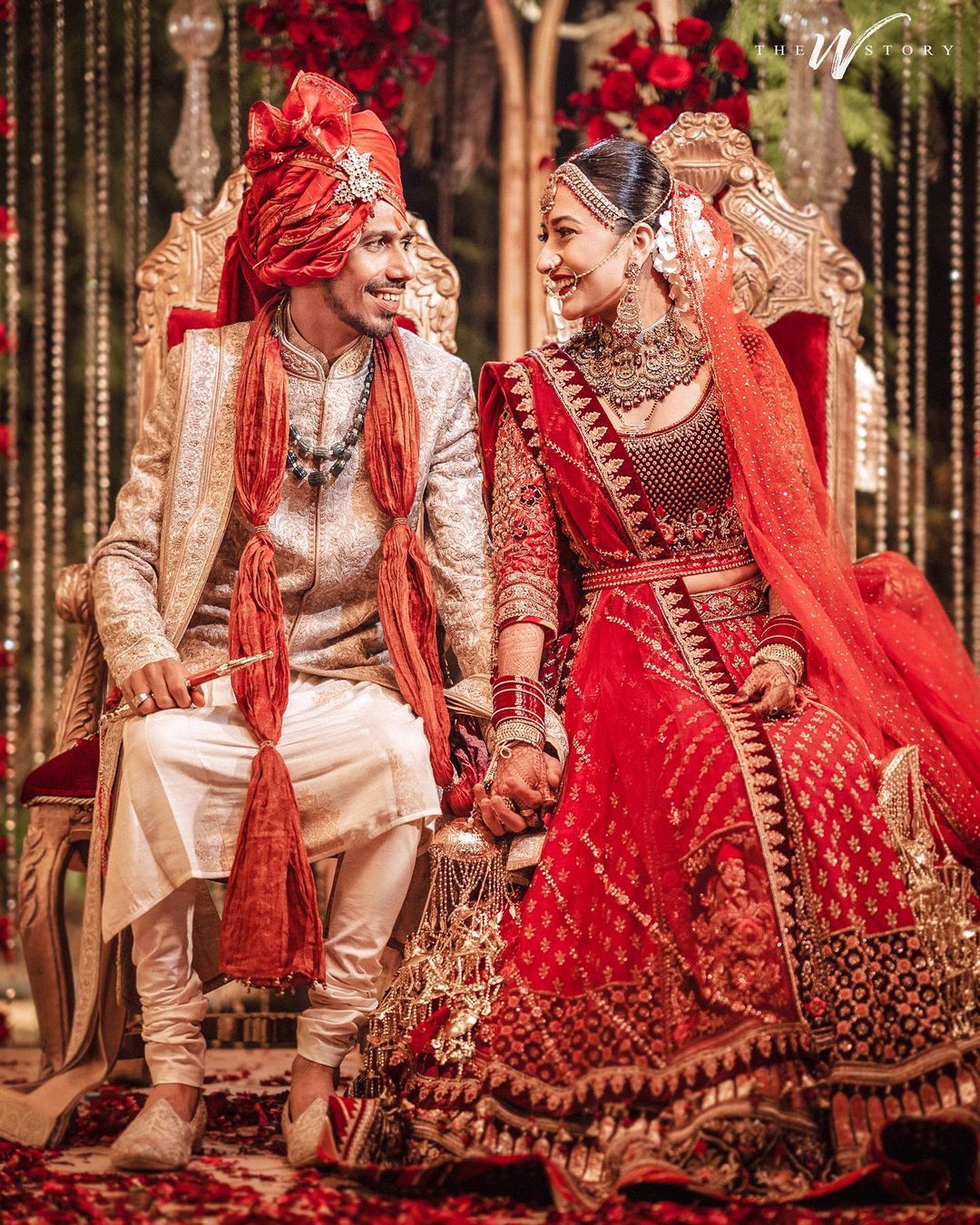 चहल शेरवानी आणि फेटा या पोषाखात अत्यंत रुबाबदार दिसत होता, तर धनश्री वर्माचं सौंदर्यही लाल रंगाच्या ड्रेसमध्ये खुलून आलं होतं.