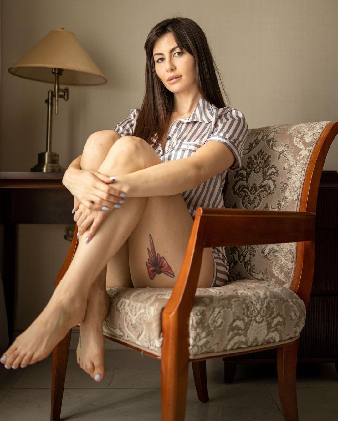 जॉर्जियाने शेअर केलेल्या फोटोंवरील कमेंट सेक्शनमध्ये तिच्या पायावरील टॅटूवर अनेकांनी भाष्य केल्याचं दिसत आहे. जॉर्जियाच्या पायावर गाठ मारलेल्या रेड रिबीनचा टॅटू आहे.