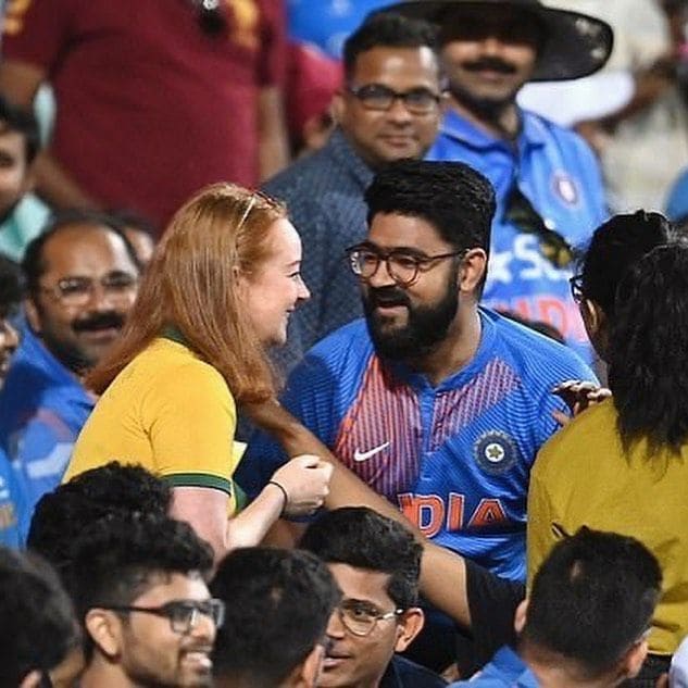 भारताने ऑस्ट्रेलियाविरोधातील एकदिवसीय मालिका जरी गमावली असली तरी एका भारतीय क्रिकेट चाहत्यााठी मात्र ही मालिका अविस्मरणीय ठरली आहे. मेलबर्नमध्ये राहणाऱ्या दीपेन मनडालिया (Dipen Mandaliya) याने दुसऱ्या वनडे सामन्यादरम्यान गर्लफ्रेंड रोज विंबुश (Rose Wimbush) हिला लग्नाची मागणी घालत प्रपोज केलं आणि तिनेही होकार दिला. प्रपोज केल्यानंतर सोशल मीडियावर त्यांचा व्हिडिओ प्रचंड व्हायरल झाला होता. आता दिपेनने स्वतः त्यांची लव्हस्टोरी शेअर केली आहे.