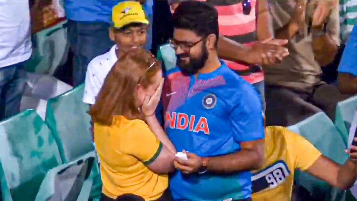 त्या घरात दिपेन यांच्या आधी एक महिला राहायची. तिचं नाव रोज विंबुश होतं. दिपेनने सांगितलं की, "तिथे मला रोज विंबुशसाठी पाठवलेले काही पोस्ट-मेल भेटले...आधी राहणाऱ्या भाडेकरुंचे पोस्ट-मेल तुम्हालाही भेटले असतीलच.. त्यावर मी त्यांचा शोध घेतला आणि आमची भेट झाली. पहिल्यांदा आम्ही कॉफीसाठी भेटलो, नंतर डिनरसाठी भेटायला लागलो".