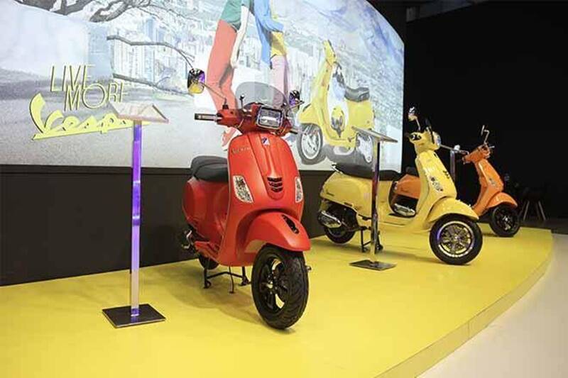 Vespa स्कूटर रेंज: Vespa 125 ची संपूर्ण रेंजचं महागड्या स्कूटरमध्ये सामील आहे. Vespa LX125 ची किंमत ९४ हजार ४४३ रूपये इतकी आहे. याची किंमत हाँडा युनिकॉर्न १६० पेक्षाही अधिक आहे. तर Vespa ZX125 ची किंमत ९९ हजार ५१६ रूपये आहे. याची किंमत Hero Xtreme 160R प्रमाणेच आहे. तर Vespa VXL125 ची किंमत १.१० लाख इतकी आहे.