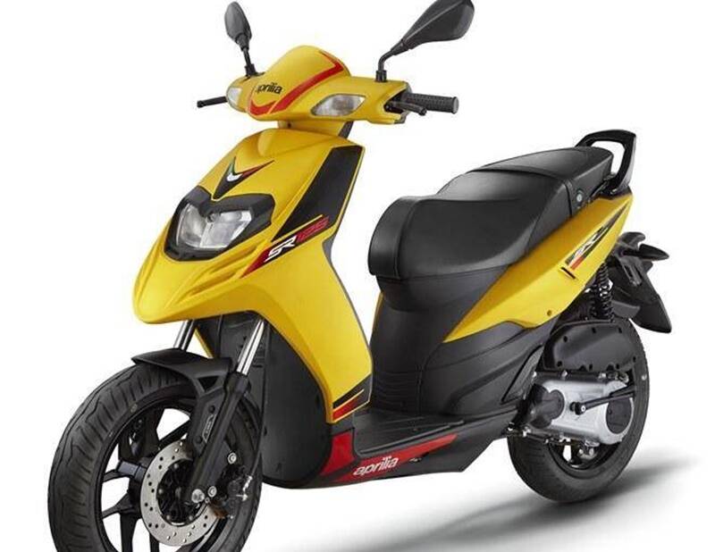 Aprilia SR125 आणि SR 125 DIGI CLUSTER: या दोन्ही स्कूटर्सची एक्स शोरूम किंमत अनुक्रमे ९१ हजार ३४५ रूपये आणि ९३ हजार ८६७ रूपये इतकी आहे. याव्यतिरिक्त Aprilia 125 DIGI CLUSTER आणि SR 125 चं पॉवर आऊटपूट 7.30 kW आहे.