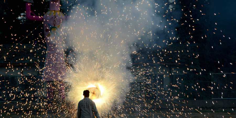 ८) फटाक्यांची आतिषबाजी करण्यात येवू नये. ध्वनी प्रदुषणासंदर्भातील नियमांचे व तरतुदींचे काटेकोर पालन करण्यात यावे.