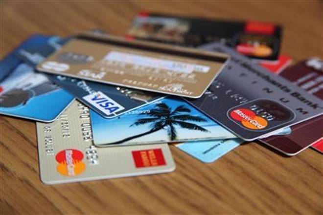 एचडीएफसी बँकेने आतापर्यंत १.४९ कोटी क्रेडिट कार्ड आणि ३.३८ कोटी डेबिट कार्ड जारी केलेत.