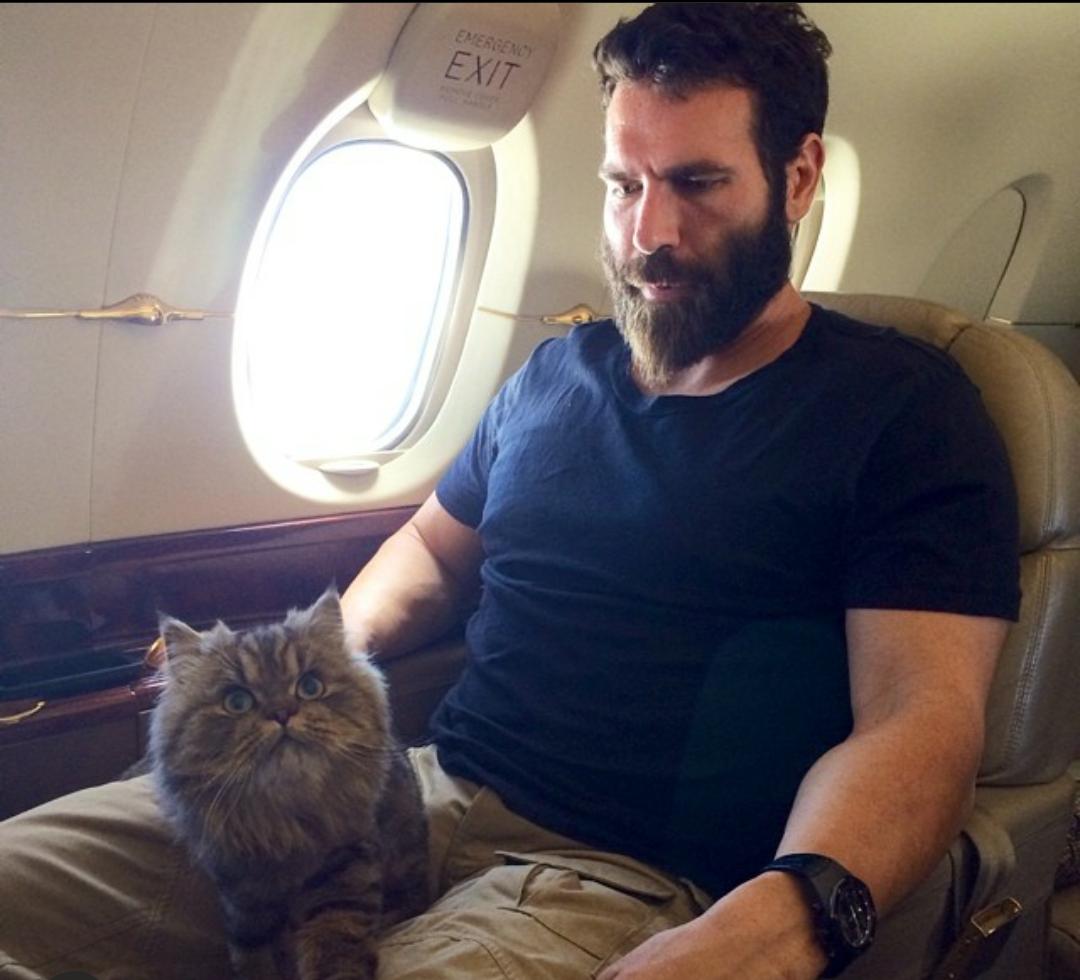 अगदी प्रत्येक ट्रीपला डॅन आपल्या मांजरीला सोबत घेऊन जातो. तिच्याबरोबरचे विमानातील फोटोही तो पोस्ट करत असतो.