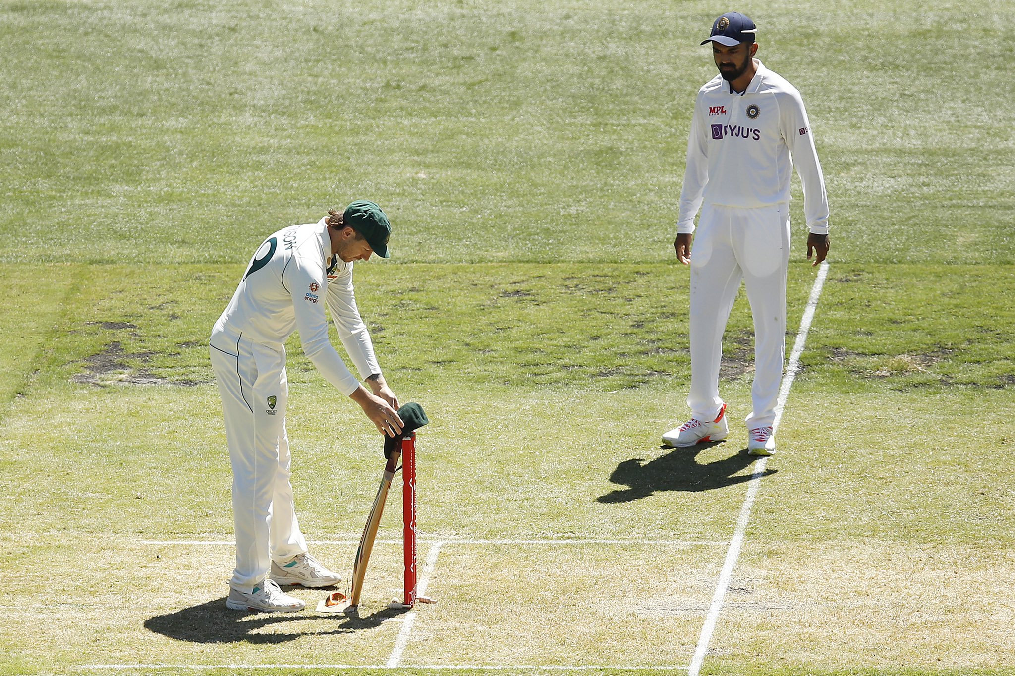 या श्रद्धांजलीनंतर दोन्ही टीमचे बारावे खेळाडू म्हणजेच भारताचा के. एल. राहुल आणि ऑस्ट्रेलियाच्या जेम्स पेटिंसन यांनी या वस्तू उचलून बॉण्ड्रीजवळच्या एका सीटवर ठेवल्या. 