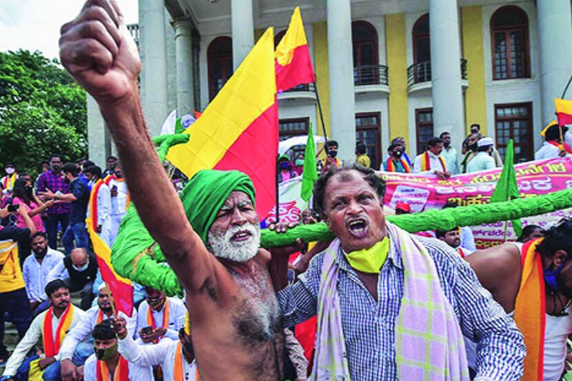 कृषी कायद्यांविरोधातील कर्नाटकच्या शेतकरी मोर्चातील हे क्षणचित्र, सप्टेंबरच्या शेवटातले.