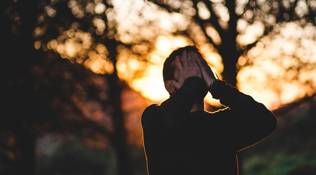 'काही वर्षांपूर्वी मी आणि तुझे वडील एकमेकांपासून दूर राहत होतो. त्यावेळी काही दिवस मी एक्स बॉयफ्रेंड जॉन स्मिथ याच्यासोबत घालवले. नंतर परतल्यावर काही आठवड्यांनी गर्भवती असल्याचं लक्षात आलं आणि पोटातील बाळ देखील जॉनचं असल्याचं लक्षात आलं होतं...त्यामुळे याबाबत ३० वर्षे कोणासमोरही वाच्यता केली नाही', असा खुलासा तिच्या आईने केला. आईने केलेला धक्कादायक खुलासा एकून तरुणी मात्र पार हादरुन गेली. तिच्या बॉयफ्रेंडने दिलेल्या एका गिफ्टमुळे तिच्या आयुष्यात जणूकाही भूकंप आलाय. ( सर्व संग्रहित छायाचित्र )