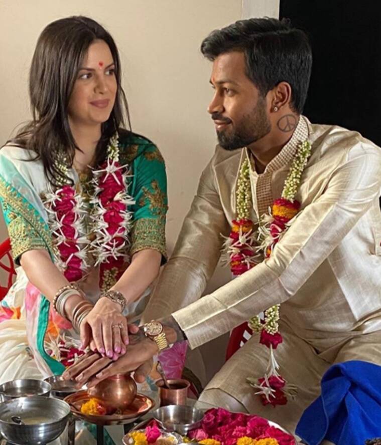 अभिनेत्री नताशा स्टेनकोविकने क्रिकेटपटू हार्दिक पांड्याशी गुपचुक लग्न केले.