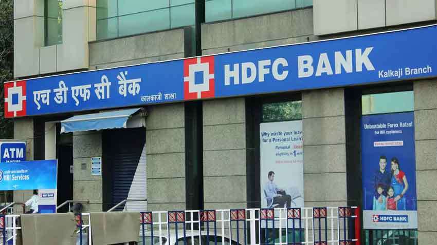 एचडीएफसीने काय म्हटलं आहे? : एचडीएफसी बँकेने मुंबई शेअर बाजाराला पत्र पाठवून सांगितले आहे की, रिझर्व्ह बँकेने दोन डिसेंबर रोजी सदर आदेश जारी केला आहे. एचडीएफसीच्या बँकेच्या इंटरनेट बँकिंग, मोबाइल बँकिंग व पेमेंट युटिलिटीसंदर्भात व्यत्यय येण्याचे प्रकार गेल्या दोन वर्षांमध्ये काही वेळा घडले होते.