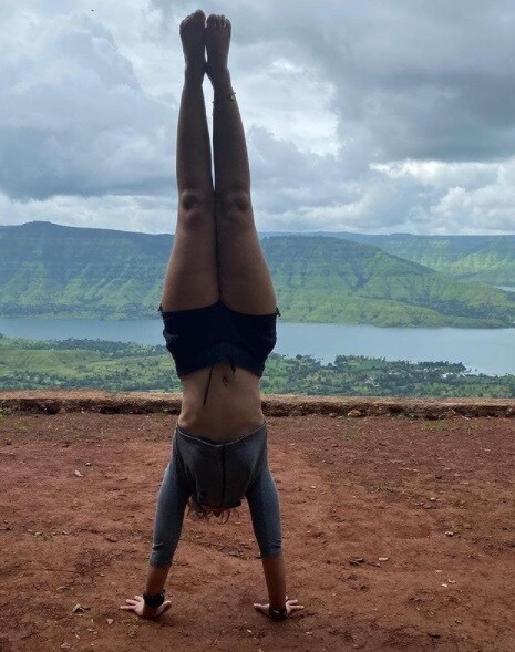 कधी योगा, तर कधी फोटोशूटचे फोटो इरा इन्स्ताग्रामवर पोस्ट करताना दिसते.