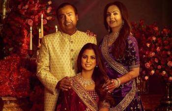 त्याआधी इशा अंबानी आणि आनंद पिरामल यांची प्री-वेडिंग सेरेमनी उदयपूरमध्ये पार पडली. यावेळी अभिषेक बच्चन, ऐश्वर्या राय अशा सेलिब्रेटींनी यादरम्यान परफॉर्मन्स केला होता.