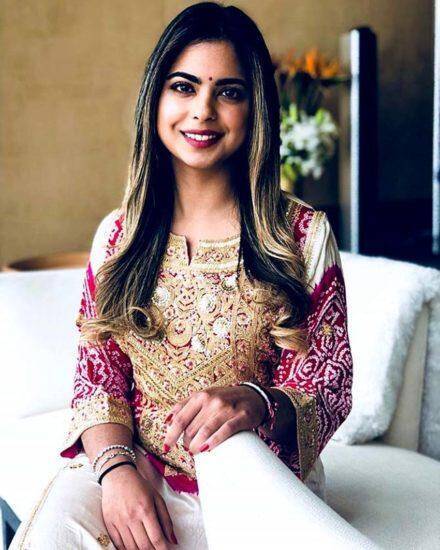 आम्ही इशाकडून होतो. इशाला आम्ही आमच्या कुटुंबातील मुलगी मानतो आणि त्यामुळेच अमिताभ बच्चन आणि आमिर खान यांनी पंगतीमध्ये पाहुण्यांना जेवण वाढलं, असे अभिषेकने सांगितले.
