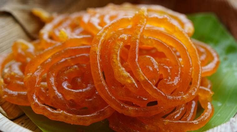 How to make jalebi? - लॉकडाउनमध्ये किचनमधील प्रयोग आणि पौष्टीक खाण्यामध्येही गोड खाणाऱ्यांचे प्रमाण कमी झालं नाही. त्यामुळेच घरच्या घरी जिलेबी कशी बनवावी हे गुगलवर सर्च करणाऱ्यांचं प्रमाणही अधिक असल्याचं गुगलच्या अहवालातून समोर आलं आहे.