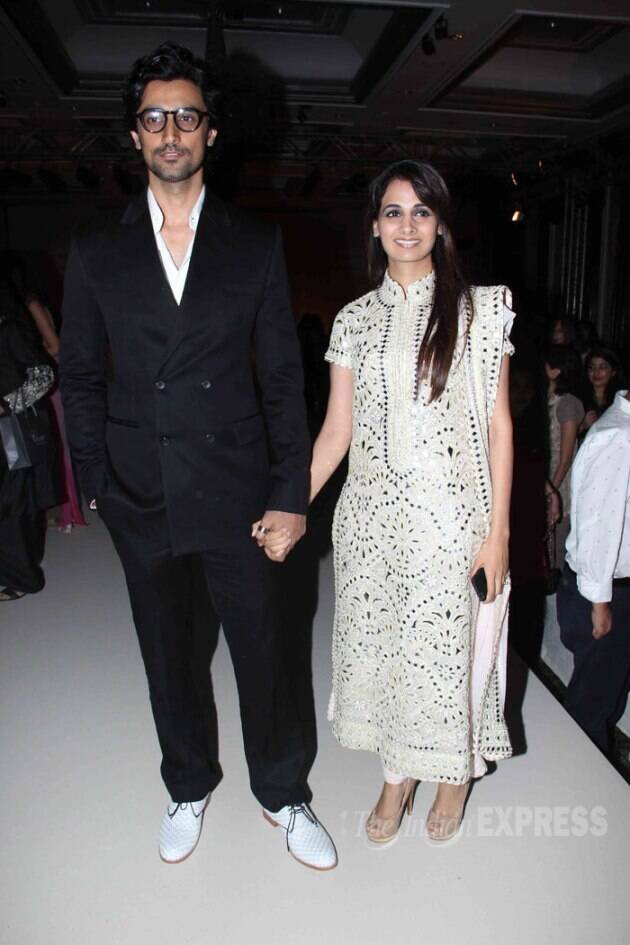 अभिनेता कुणाल कपूरने नैना बच्चनशी काही मोजक्याच लोकांच्या उपस्थितीमध्ये लग्न केले.