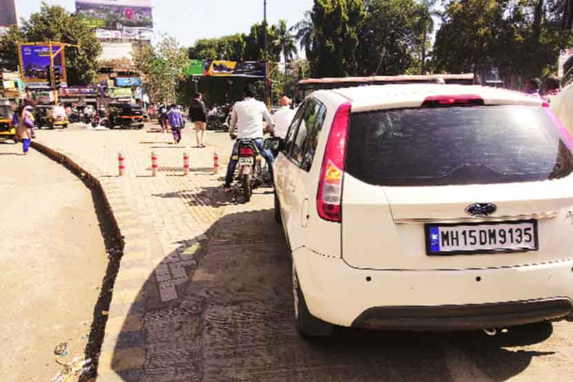 सध्या सीबीएस चौकात डाव्या बाजूला वळण घेऊ इच्छिणाऱ्यांना सिग्नलवर सक्तीने थांबावे लागते.
