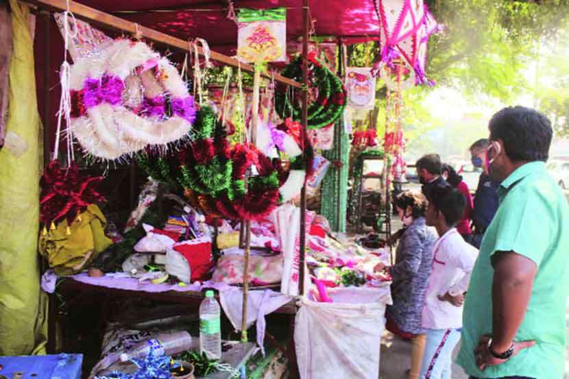 नाताळ सजावटीसाठी बाजारात उत्साहाचा निनाद