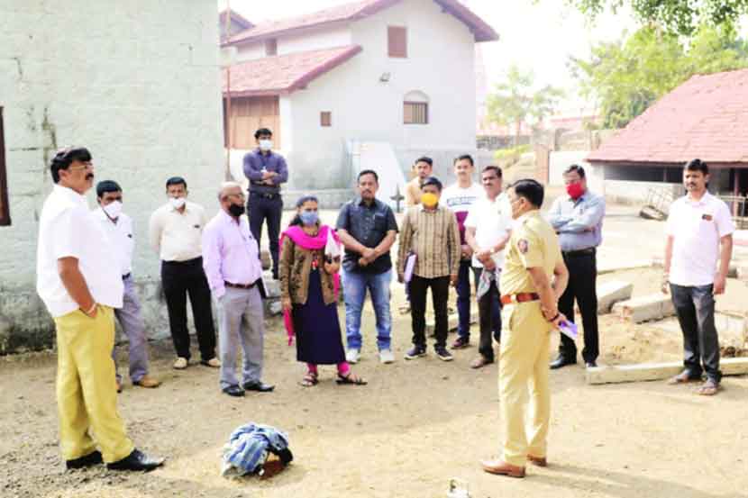 सटाणा येथे राज्यपाल भगतसिंह कोश्यारीची यांचे कार्यक्र म होणाऱ्या परिसराची पाहणी करतांना प्रातांधिकारी विजयकुमार बांगर, तहसीलदार जितेंद्र इंगळे, नगराध्यक्ष सुनील मोरे, मुख्याधिकारी हेमलता डगळे, पोलीस निरीक्षक नंदकुमार गायकवाड आदी      (छाया-शशिकांत कापडणीस)