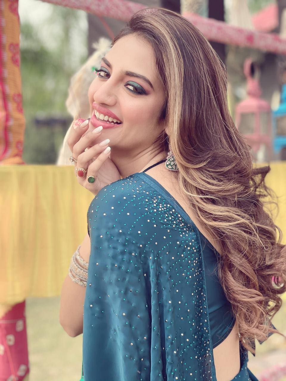 नुकतेच त्यांनी साडीतले फोटो शेअर केले असून हे फोटो चाहत्यांना प्रचंड आवडत आहेत.