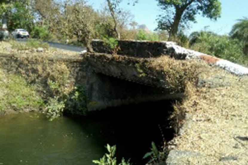 राज्यमार्गावर धोकादायक वळण