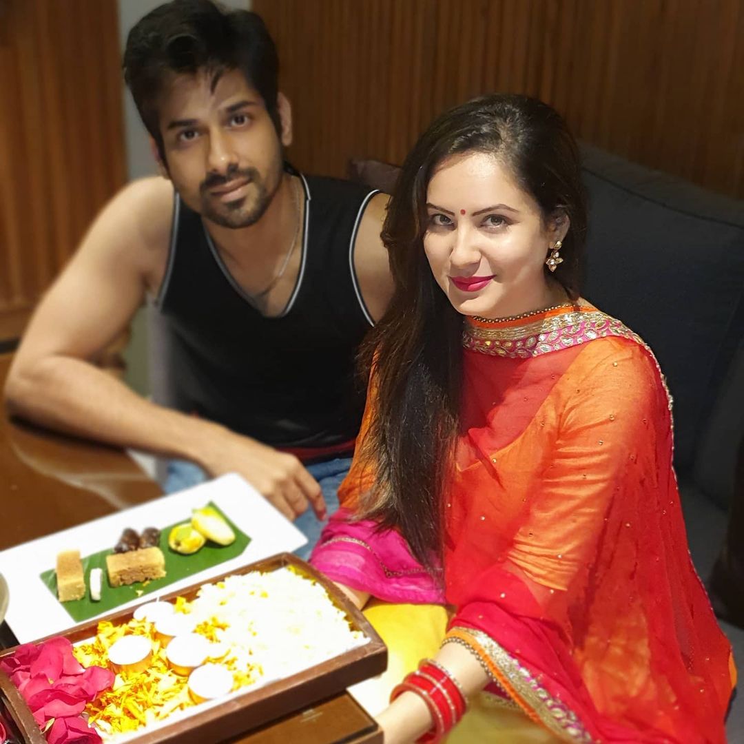 अभिनेत्री पूजा बॅनर्जीने अभिनेता कुणाल शर्माशी २०२०च्या सुरुवातीला विवाह केला.