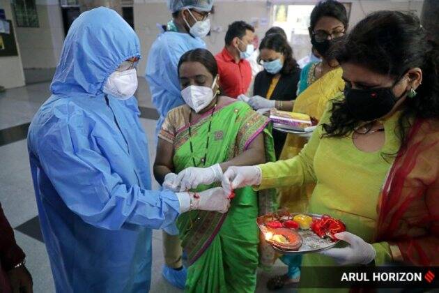 करोनाकाळात आपल्याच माणसांपासून दूर राहावं लागलं. करोना योद्धे झालेल्या डॉक्टरांना आरोग्य कर्मचाऱ्यांना तर हॉस्पिटलमध्ये मुक्काम करावा लागला. मग कसला सण अन् काय? मग, हॉस्पिटलमध्ये या डॉक्टरांना नवी नाती मिळाली. ससून रुग्णालयात आरोग्य कर्मचाऱ्याला राखी बांधताना महिला.