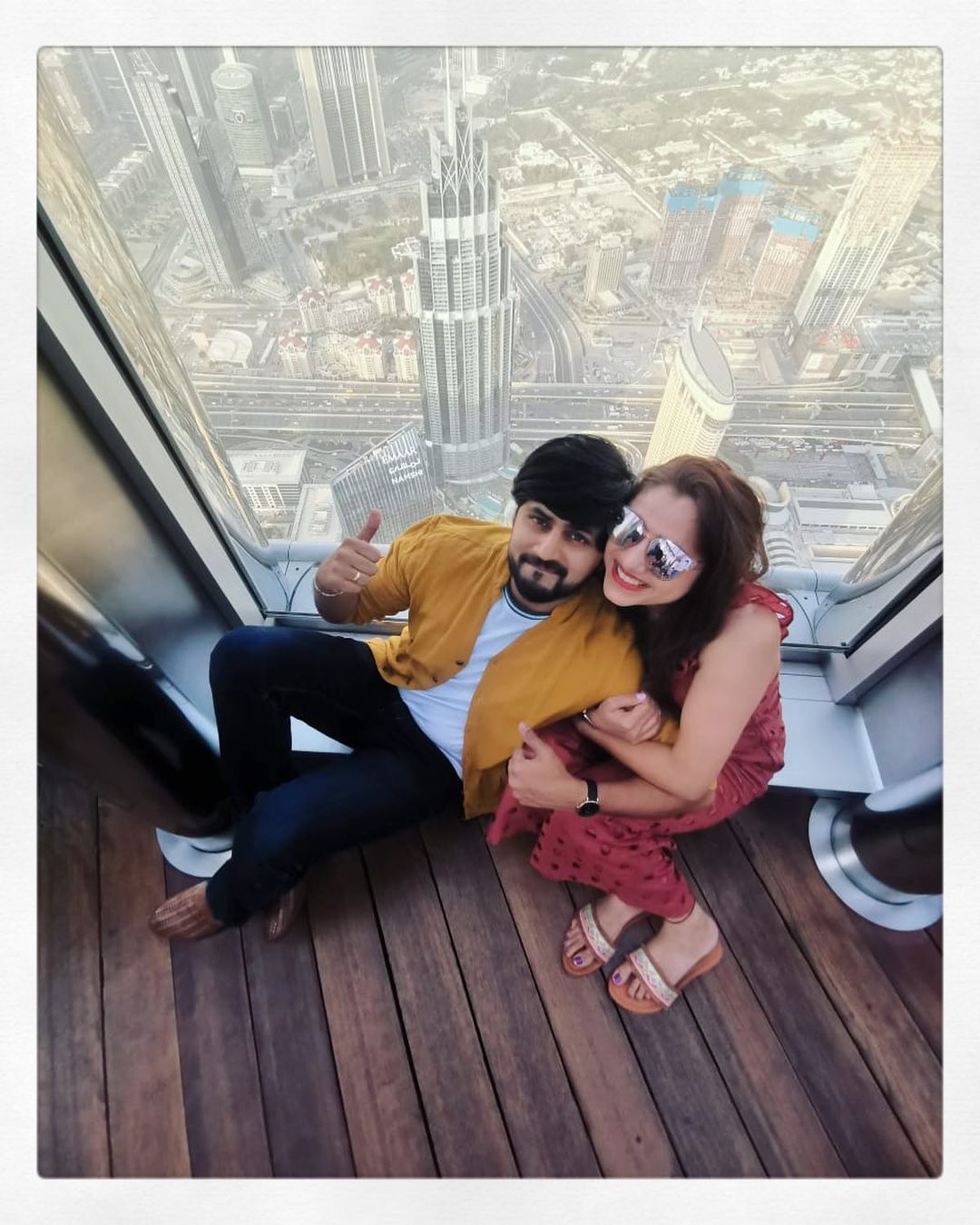 “सांताक्लॉज येतो आणि आपल्यावर भेटवस्तूंचा वर्षाव करतो हे आपल्या सगळ्यांना माहिती आहेच. पण, सांताक्लॉजने दिलेल्या भेटवस्तूंपैकी एखादी भेटवस्तू इतकी सुंदर असू शकते याची मात्र आम्हाला कल्पना नव्हती. तुम्हा सगळ्यांना आमच्या तिघांकडून हॅपी हॉलिडे आणि नाताळच्या शुभेच्छा”, अशी पोस्ट करत शशांकने गोड बातमी दिली.