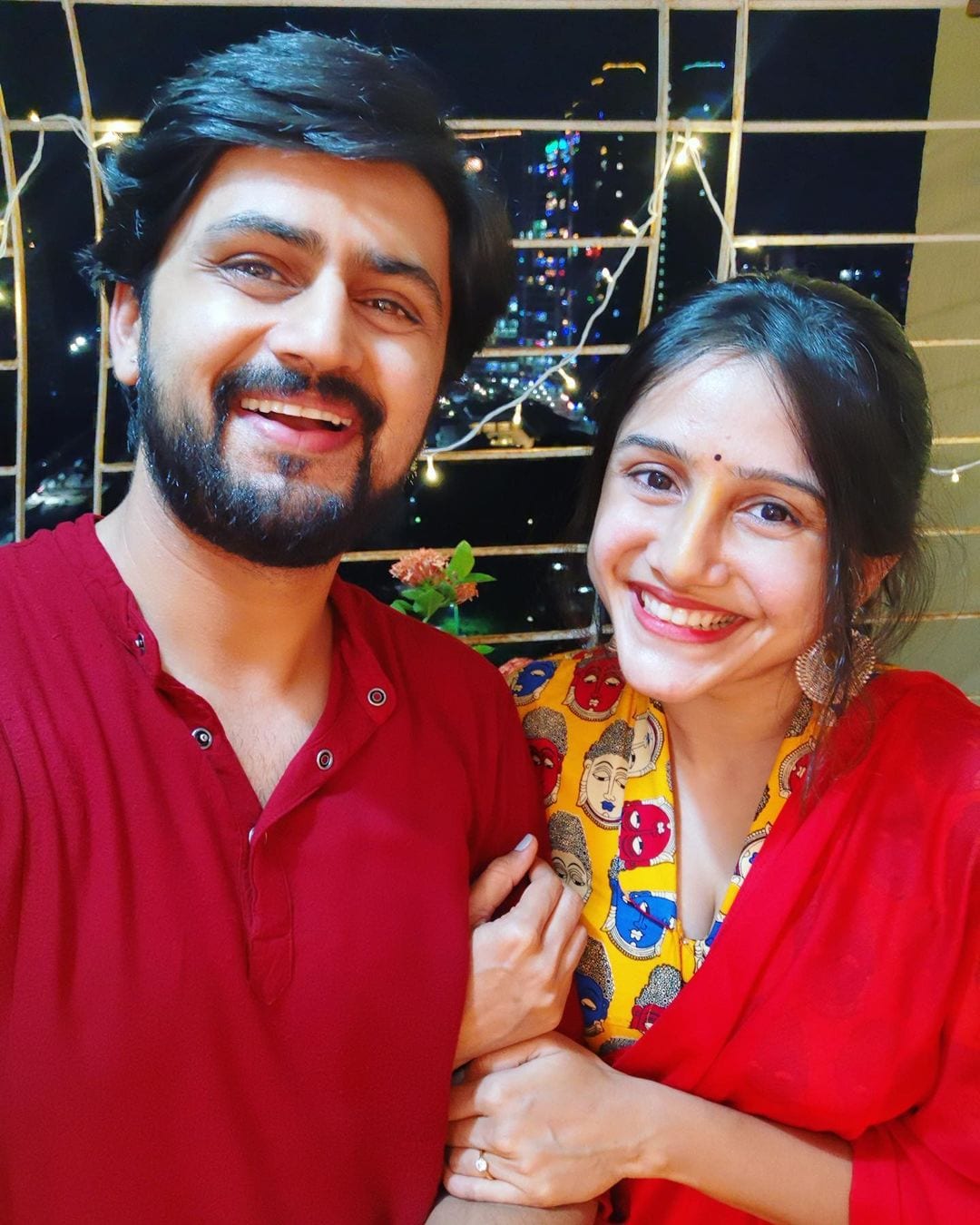 त्यानंतर काही वर्षांनी शशांकच्या आयुष्यात प्रियांका ढवळे आली. शशांक आणि प्रियांकाची पहिली भेट फेसबुकवर झाली. चार वर्ष ते फेसबुक फ्रेंडच होते.