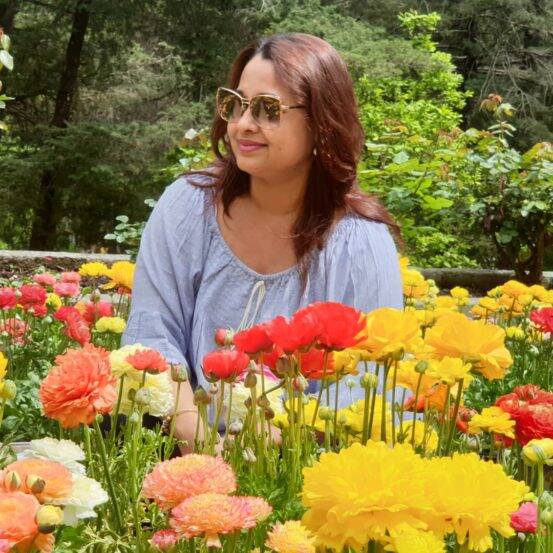 पहिल्या भागापासून सोनालिका जोशी या मालिकेत माधवी भाभीचे पात्र साकारत आहेत. मालिकेचे निर्माते असित मोदी यांच्याबरोबर त्यांचं चांगलं मैत्रीचं नातं आहे. जनसत्ताने हे वृत्त दिलं आहे.