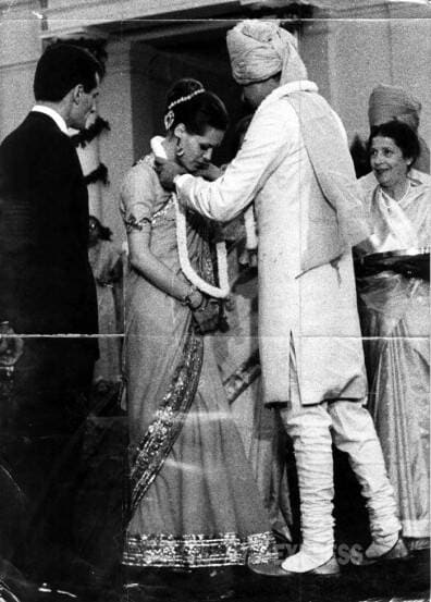 इटलीतील विसेंजाजवळ असलेल्या एका छोट्या गावात सोनियाचा जन्म झाला. राजीव गांधींबरोबर त्यांचे लग्न झाले त्यावेळचे हे छायाचित्र (एक्स्प्रेस संग्रहित छायाचित्र)