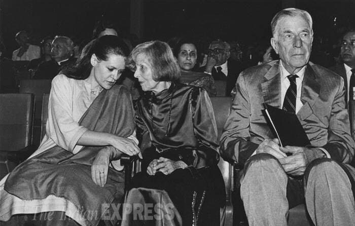 मिस्टर अॅण्ड मिसेस केनेथ गलब्रीथबरोबर त्रिमूर्ती ऑडिटोरियममध्ये बसलेल्या सोनिया गांधी. (एक्स्प्रेस संग्रहित छायाचित्र)